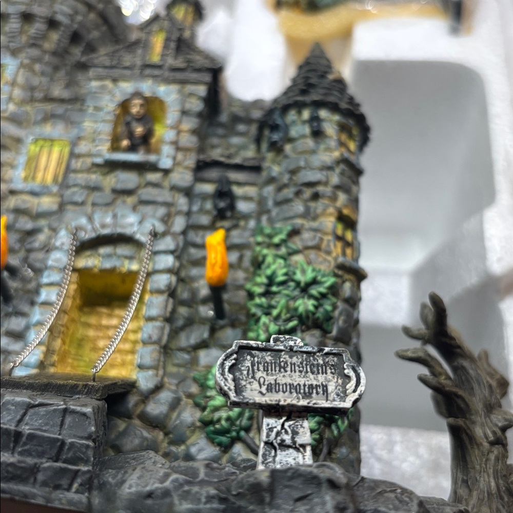 Hawthorne Village Halloween Universal Monsters ~ Frankenstein's Castle W/Figure - Picture 10 of 10